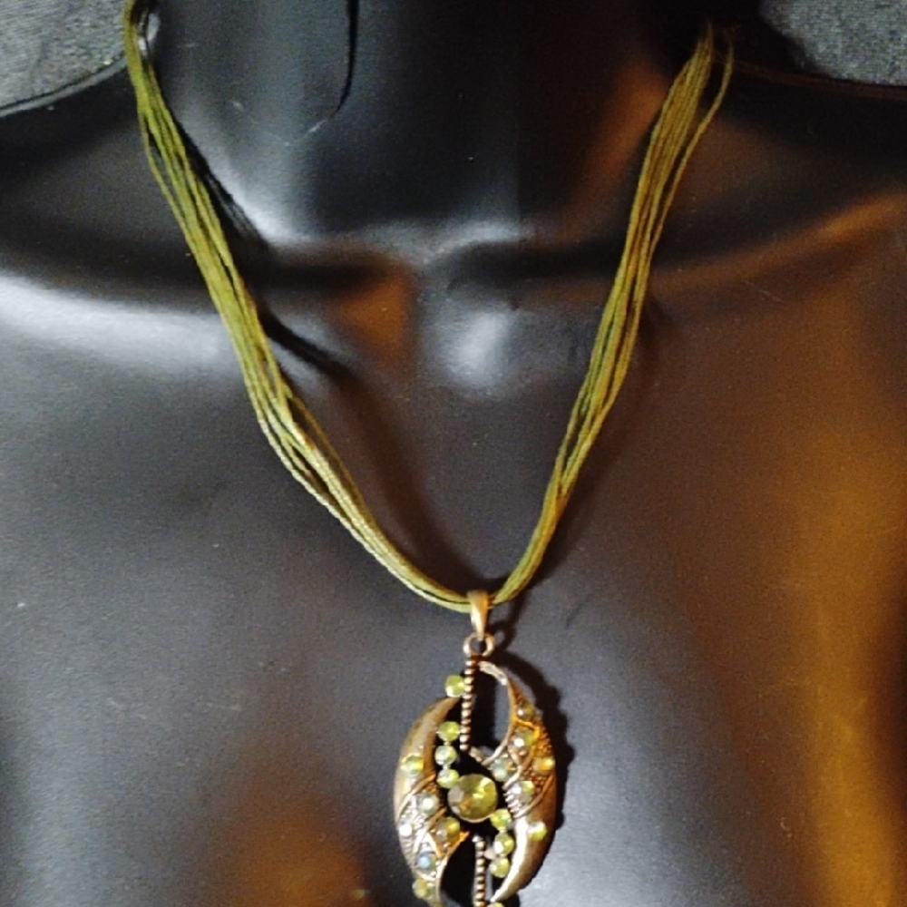 Private Label Gold and Green Pendant Necklace